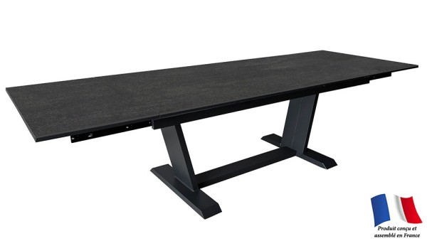 Table AMBER 180/230/280 Plateau Dekton® Coloris:Châssis Graphite/Plateau Dekton® Bromo Ecotax:Prix de vente comprenant l'éco-tax